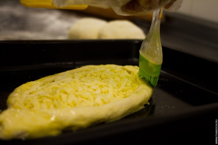 Хачапури по-аджарски смазывают яйцом перед тем как поместить в печь