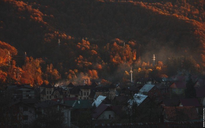 Красная Поляна, Сочи, вид на поселок осенью