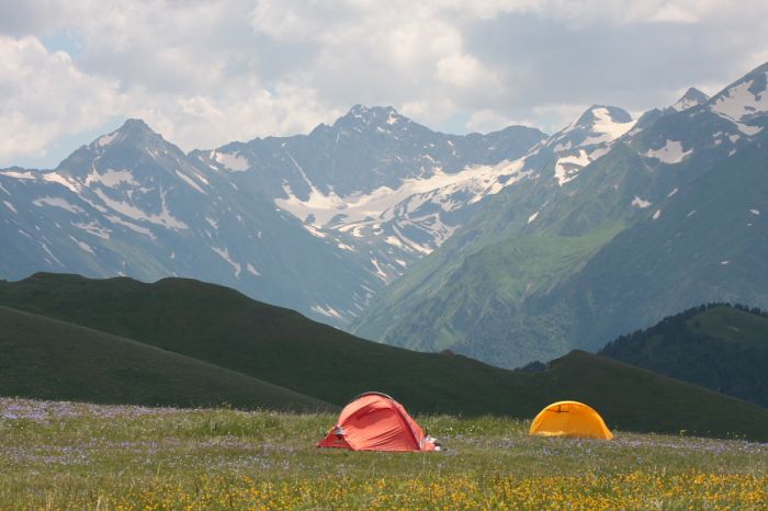 Палатки на альпийских лугах