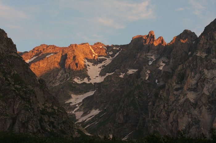 скалы хребта Псеашхо в районе Северной вершины