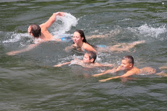 Сколько человек купается. Купание в озере. Купание летом. Люди купаются. Купание на речке.
