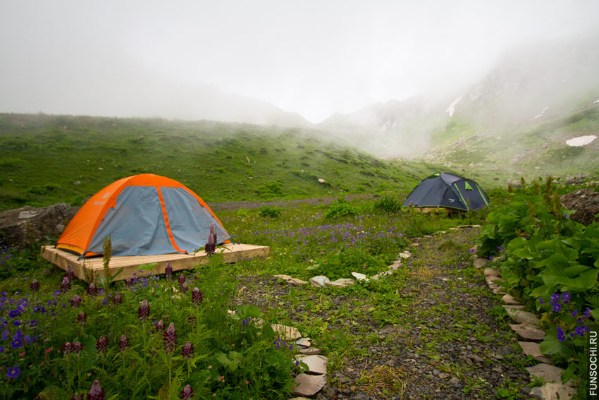Палаточный лагерь в горах Сочи