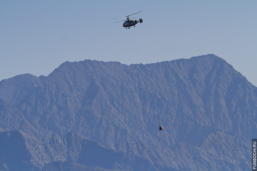 Вертолет транспортирует баллоны с газом для системы Газекс