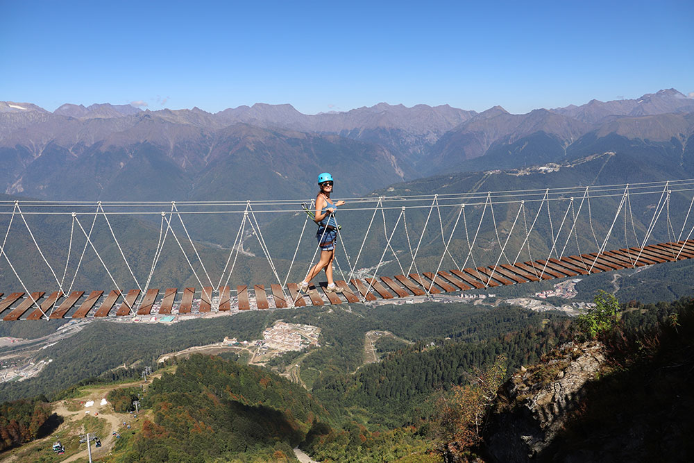 Подвесной мост на высоте 2200 метров над уровнем моря