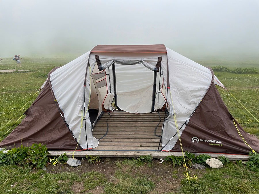 Палаточный лагерь на Бзерпинском карнизе