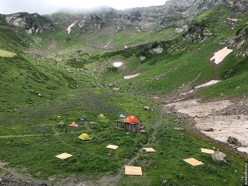 палаточный лагерь в горах Сочи