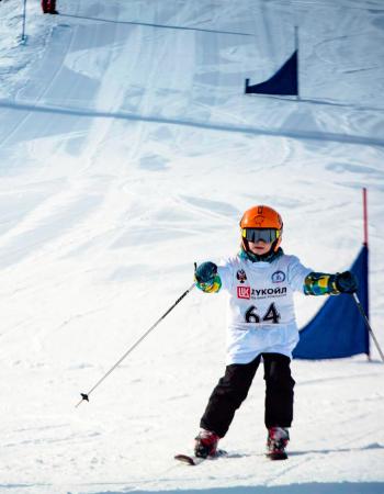 Еженедельные детские соревнования по горным лыжам