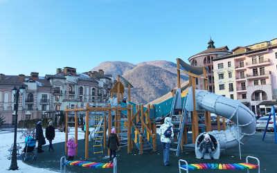 Детская площадка на площади Времена Года