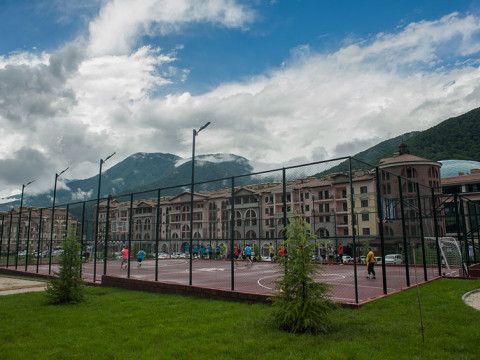 Спортивная площадка для футбола и баскетбола в горах Сочи