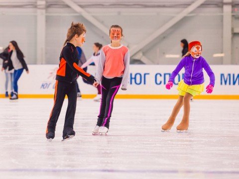 Массовые катания на коньках в Олимпийском парке дети