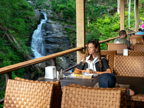 Обед в видом на водопад в кафе Лес Роза Хутор