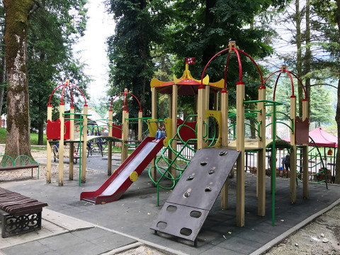 Детская площадка в центральном парке Красной Поляны