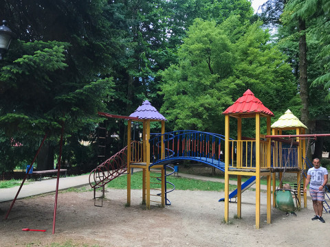 Детская площадка в поселке Красная Поляна
