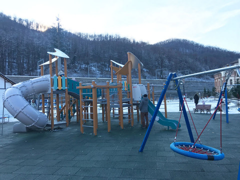 Бесплатная детская площадка на курорте Красная Поляна