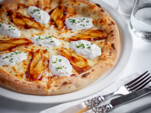 Пицца с копченым угрем и страчателлой