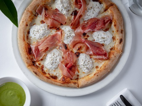 Пицца с пармской ветчиной и страчателлой