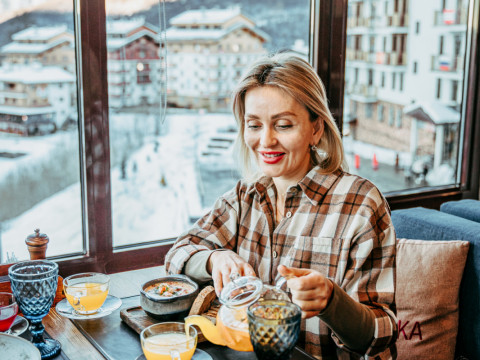 Вид на альпийские сочи в ресторане Варежка