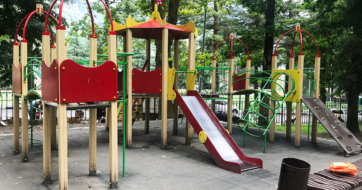 Детская площадка в парке пгт Красная Поляна | Путеводитель по Красной Поляне