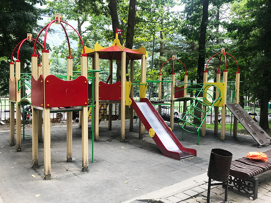 Детская площадка в парке пгт Красная Поляна | Путеводитель по Красной Поляне