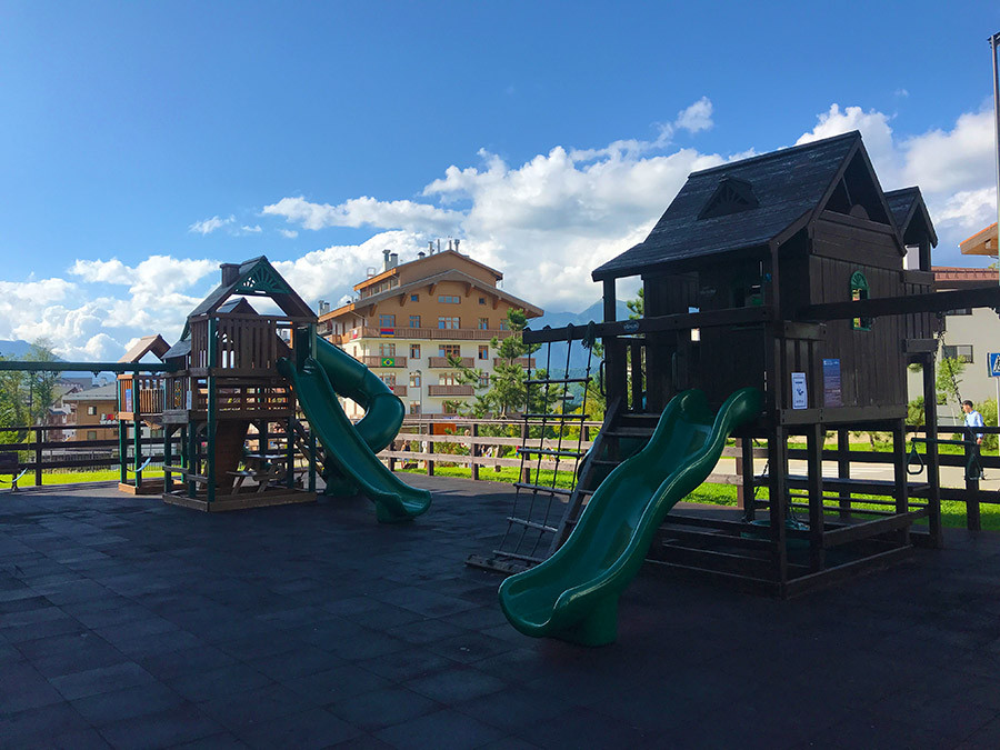 Детская площадка в горной олимпийской деревне Роза Хутор | Путеводитель по  Красной Поляне