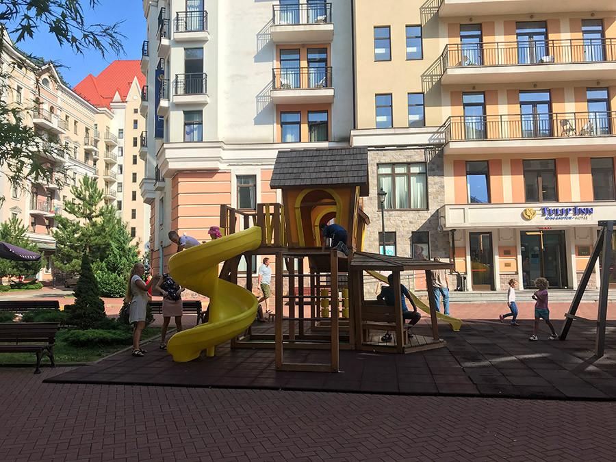 Детская площадка у отеля Golden Tulip Роза Хутор | Путеводитель по Красной  Поляне